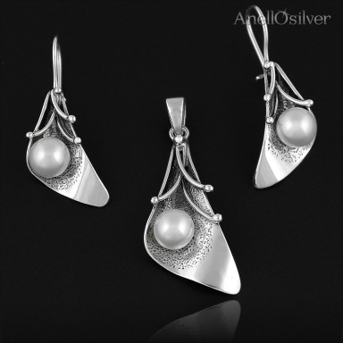 Oxidized silver set with a Pearl